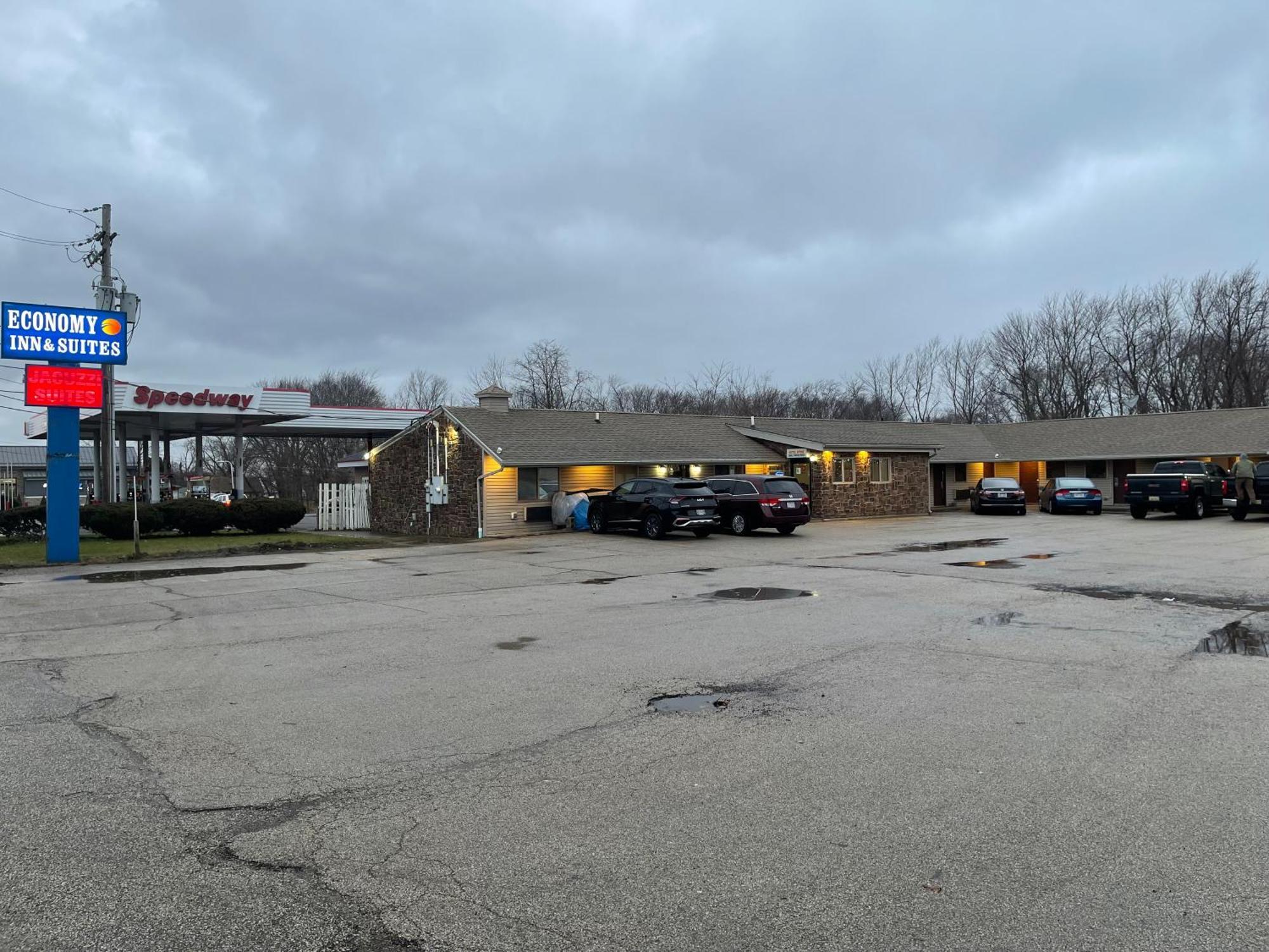 Economy Inn & Suites Ashtabula Exterior foto